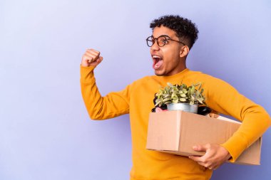 Genç Afro-Amerikan kıvırcık adamı zaferden sonra yeni bir eve taşınıyor..