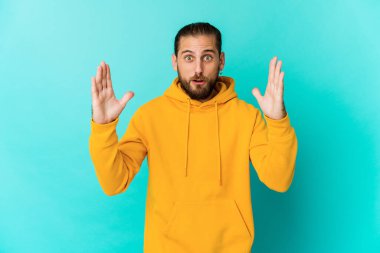 Uzun saçlı genç adamın bir fikri, ilham konsepti var..