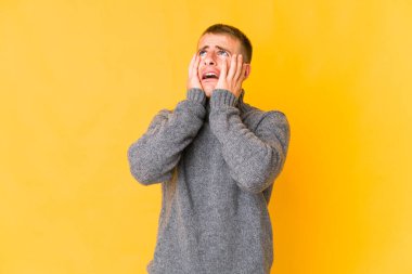 Genç, beyaz, yakışıklı, sızlanan ve ağlayan bir adam..