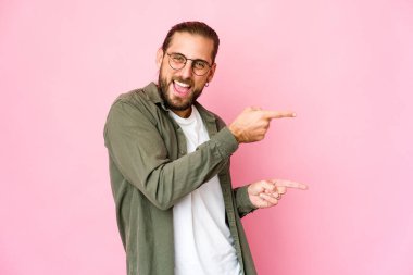 Uzun saçlı genç adam işaret parmağıyla fotokopi odasına bakıyor. Heyecan ve arzuyu ifade ediyor..