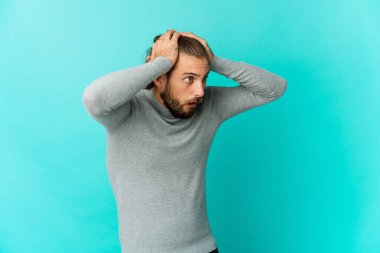 Uzun saçlı genç adam çığlık atıyor, çok heyecanlı, tutkulu, bir şeyden memnun..