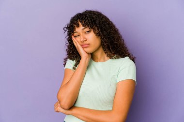 Sıkılmış, yorgun ve dinlenmeye ihtiyacı olan yalnız ve yalnız bir Afrikalı Amerikalı genç kadın..