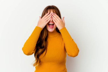 Beyaz arka planda izole edilmiş beyaz tenli hoş bir kadın. Gözleri ellerle kaplıyor. Gülümsüyor ve bir sürpriz bekliyor..