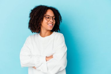 Genç Afro-Amerikan melez kadın uzak diyarlara bakıyor ve elini alnına koyuyor..