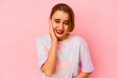 Genç Arap melez kadın mutlu bir şekilde gülüyor ve ellerini karnının üstünde tutarak eğleniyor..