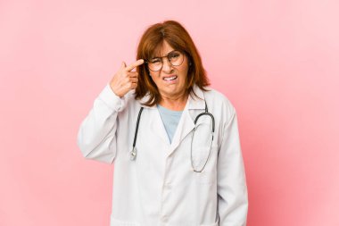 Orta yaşlı, beyaz, izole edilmiş bir kadın işaret parmağıyla hayal kırıklığı jesti yapıyor..