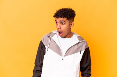 Genç Afro-Amerikalı kıvırcık adam, gördüğü bir şey yüzünden mora büründü..