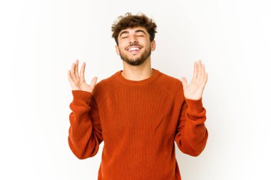 Beyaz arka plandaki genç Arap adam çok gülerdi. Mutluluk kavramı.