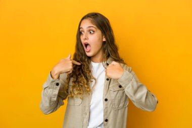 Kafkasyalı genç bir kadın parmağını gösterip, gülümseyerek şaşırdı..