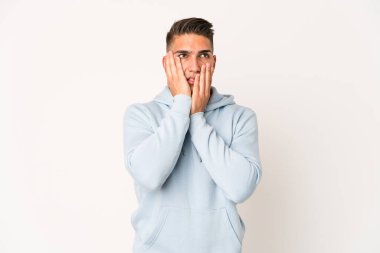 Beyaz tenli yakışıklı bir adam yalnız başına ağlayıp sızlanıyor..