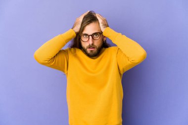 Uzun saçlı genç adam şok olmuş görünüyor, önemli bir buluşmayı hatırladı..