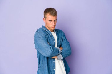 Kafkasyalı yakışıklı, suratı asık, kollarını kavuşturmuş..