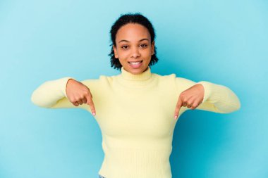 Genç Afro-Amerikan melez kadın parmaklarıyla izole noktalar, pozitif duygu.