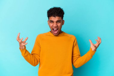 Genç Afro-Amerikan kıvırcık adamı öfkeyle mavi çığlıklarla izole edilmiş..