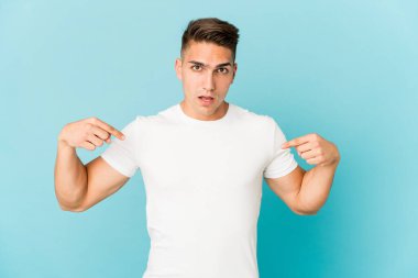 Beyaz tenli yakışıklı genç adam parmaklarıyla izole edilmiş, olumlu hisler..