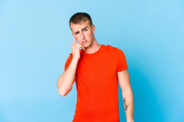 Beyaz tenli yakışıklı bir adam ağlıyor. Acı ve kafa karışıklığı gibi bir şeyden mutsuz..