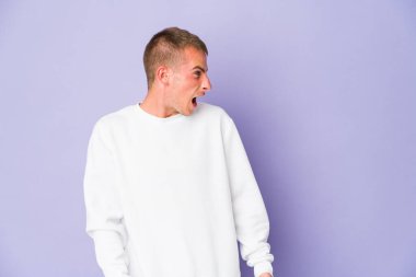 Kafkasyalı yakışıklı genç adam çok kızgın, öfkeli, sinirli bağırıyor..