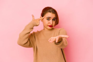 Genç Arap melez kadın elinde bir ürün tutuyor..