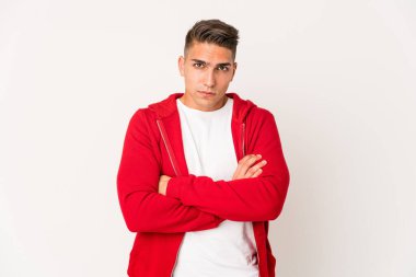 Beyaz tenli yakışıklı, soyutlanmış omuz silkiyor ve gözleri açık..