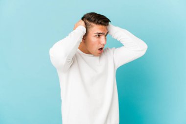 Genç, beyaz, yakışıklı bir adam tecrit edilmiş bağırıyor, çok heyecanlı, tutkulu, bir şeyden memnun..