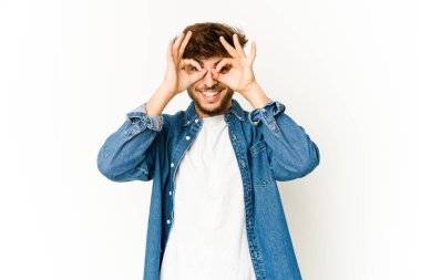 Beyaz arka planda genç bir Arap heyecanlı..