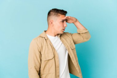 Kafkasyalı yakışıklı bir adam izole edilmiş, uzaklara bakıyor ve elini alnına koyuyor..