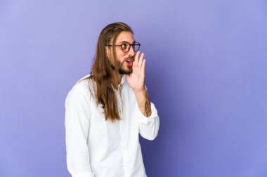 Uzun saçlı genç adam gizli bir sıcak fren haberi veriyor ve yana bakıyor.