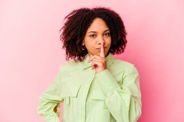 Genç Afro-Amerikan melez kadın düşünmeyi ve bakmayı, düşünmeyi, düşünmeyi, hayal etmeyi,.