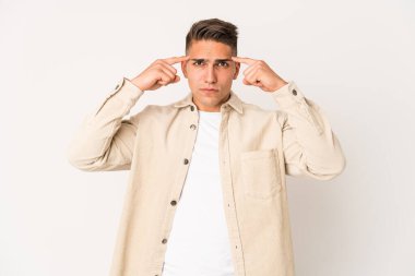 Kafkasyalı yakışıklı genç bir adam izole edilmiş bir vazifeye odaklanmış, parmaklarını işaret ediyor..