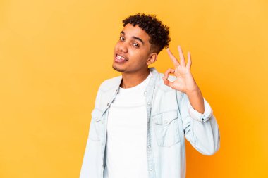 Genç Afro-Amerikalı kıvırcık adam mor bir göz açıp kapayıncaya kadar izole edildi ve elleriyle iyi bir jest yaptı..