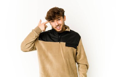 Beyaz arka planda genç bir Arap işaret parmağıyla bir hayal kırıklığı gösteriyor..