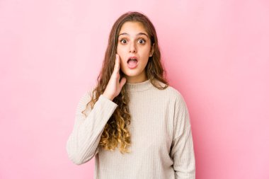 Genç beyaz kadın bağırıyor, gözleri açık ve elleri gergin..