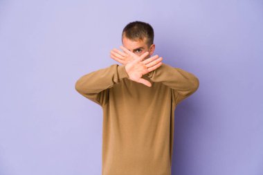 Beyaz tenli yakışıklı bir adam inkar hareketi yapıyor.