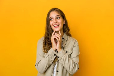 Kafkasyalı genç kadın bir plan yapıyor, bir fikir kuruyor..