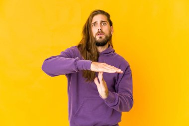 Uzun saçlı genç adam zaman aşımına uğramış gibi görünüyor..