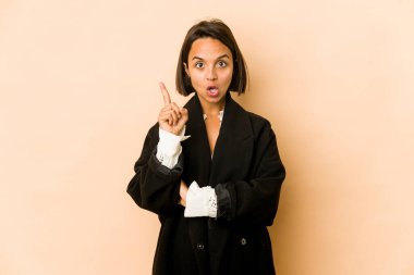 Genç İspanyol kadın, yaratıcılık kavramına dair harika bir fikre sahip..