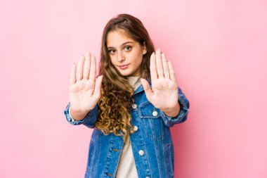 Kafkasyalı genç bir kadın elini uzatmış, dur işareti göstererek seni engelliyor..