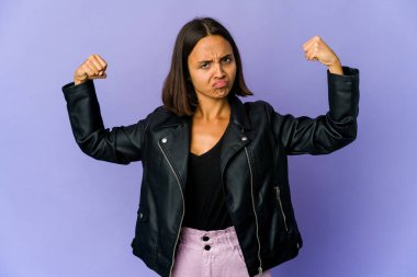 Genç melez kadın güçlü bir jest yapıyor, gücün sembolü.