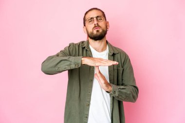 Uzun saçlı genç adam zaman aşımına uğramış gibi görünüyor..