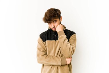 Beyaz arka planda üzgün ve dalgın hisseden genç bir Arap kopyalama alanına bakıyor..