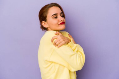 Genç Arap melez kadın sarılıyor, kaygısız ve mutlu gülümsüyor..