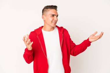 Genç, beyaz, yakışıklı bir adam neşeli bir şekilde gülüyor. Mutluluk kavramı.