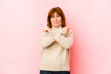 Beyaz kadın iki seçenekten birini seçmeye çalışıyor..