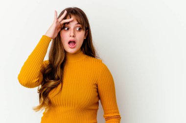 Beyaz arka planda soyutlanmış beyaz tenli hoş bir kadın. Uzağa bakıyor. Alnını tutuyor..