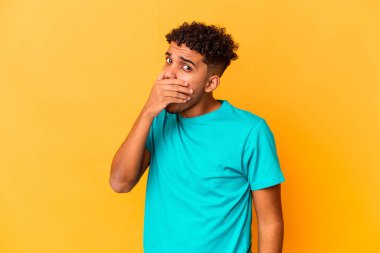 Genç Afro Amerikalı kıvırcık adam Mor ve korkmuş bir şekilde izole edilmiş.