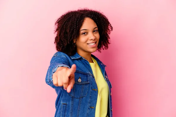Jeune Femme Afro Américaine Métissée Isolée Pointant Vers Avant Avec — Photo
