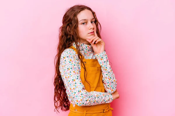 Pequena Menina Caucasiana Isolado Fundo Rosa Infeliz Olhando Câmera Com — Fotografia de Stock