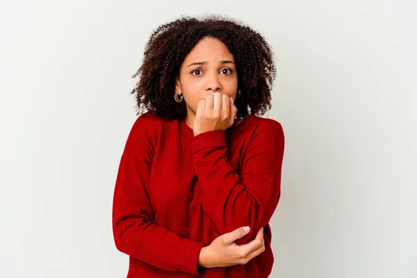 Joven Afroamericana Mestiza Mujer Aislada Mordiendo Uñas Nerviosa Muy Ansiosa — Foto de Stock