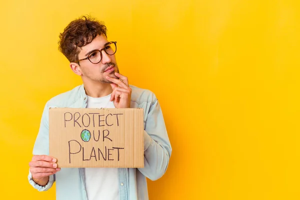 Jonge Kaukasische Man Houdt Een Bescherm Onze Planeet Bordje Geïsoleerd — Stockfoto