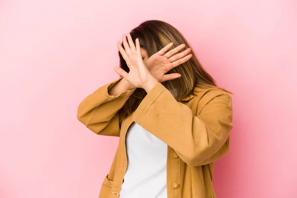 Pembe Arka Planda Izole Edilmiş Genç Hintli Kadın Iki Kolu — Stok fotoğraf